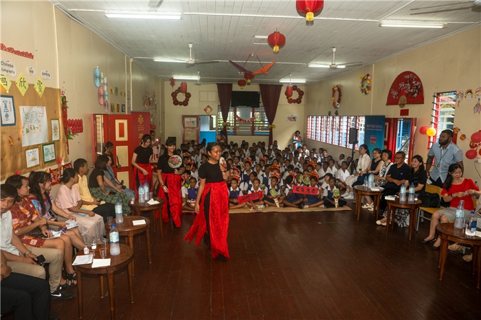 中華學(xué)校學(xué)生表演扇子舞。