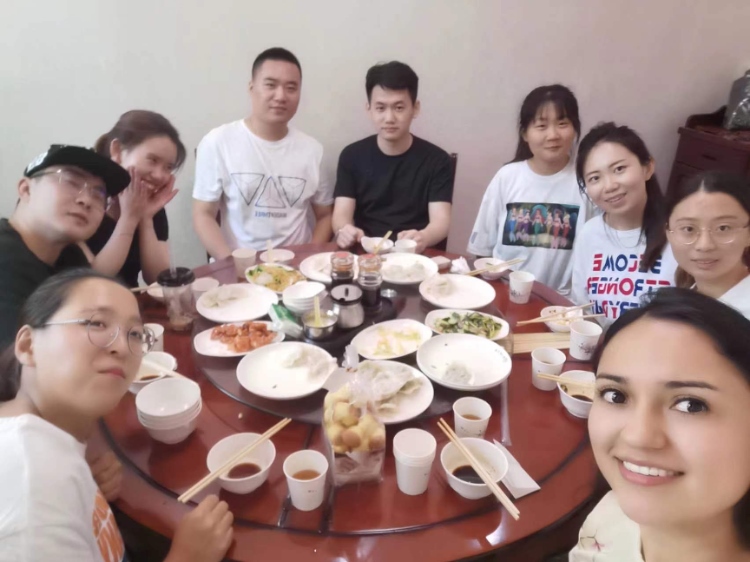 保拉與中國朋友在一起。圖片由受訪者提供