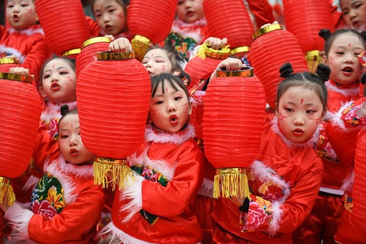 1月18日，四川省閬中市閬中古城，民間藝人和文藝工作者在表演節(jié)目歡度臘八節(jié)，喜迎農(nóng)歷新年。這是參演的小朋友在表演。新華社發(fā)（王玉貴 攝）