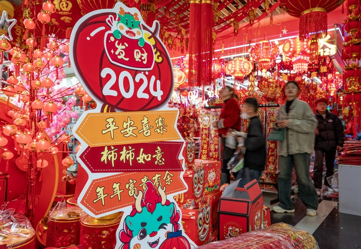 1月11日，顧客在昆明新螺螄灣國(guó)際商貿(mào)城選購(gòu)節(jié)日飾品。新華社記者 陳欣波 攝