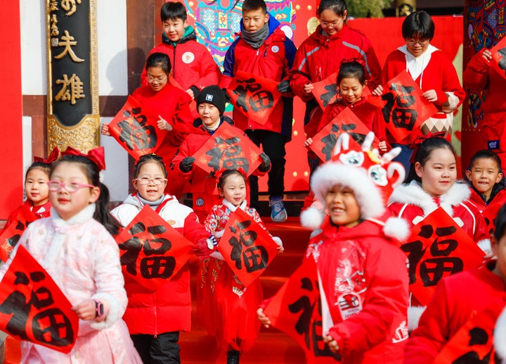 2月2日，小朋友在濟(jì)南五龍?zhí)毒皡^(qū)參加送福字活動(dòng)。新華社發(fā)（徐舟攝）