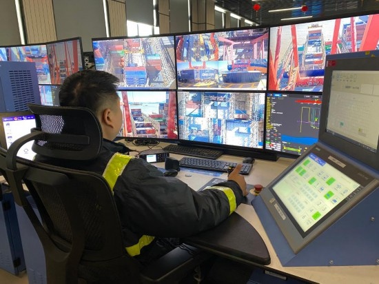 圖為寧波舟山港梅山港區(qū)遠(yuǎn)控操作室內(nèi)，橋吊司機(jī)在遠(yuǎn)程控制橋吊裝卸。新華社記者魏一駿 攝