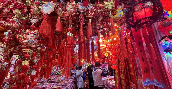 1月19日，市民在北京一商場(chǎng)內(nèi)選購(gòu)春節(jié)裝飾品。新華社記者李欣攝