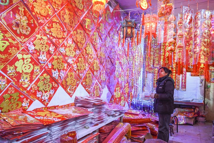 1月21日，在山西省晉中市平遙縣一家市場(chǎng)，市民在選購(gòu)年貨。新華社發(fā)（梁生仁攝）