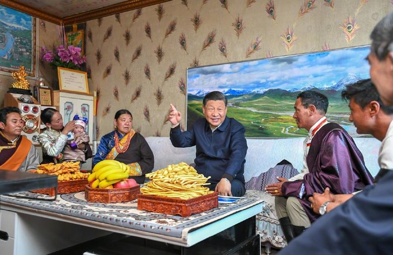 △2021年6月8日，習(xí)近平總書(shū)記在青海海北藏族自治州剛察縣果洛藏貢麻村，同藏族牧民索南才讓一家人圍坐在客廳聊家常。