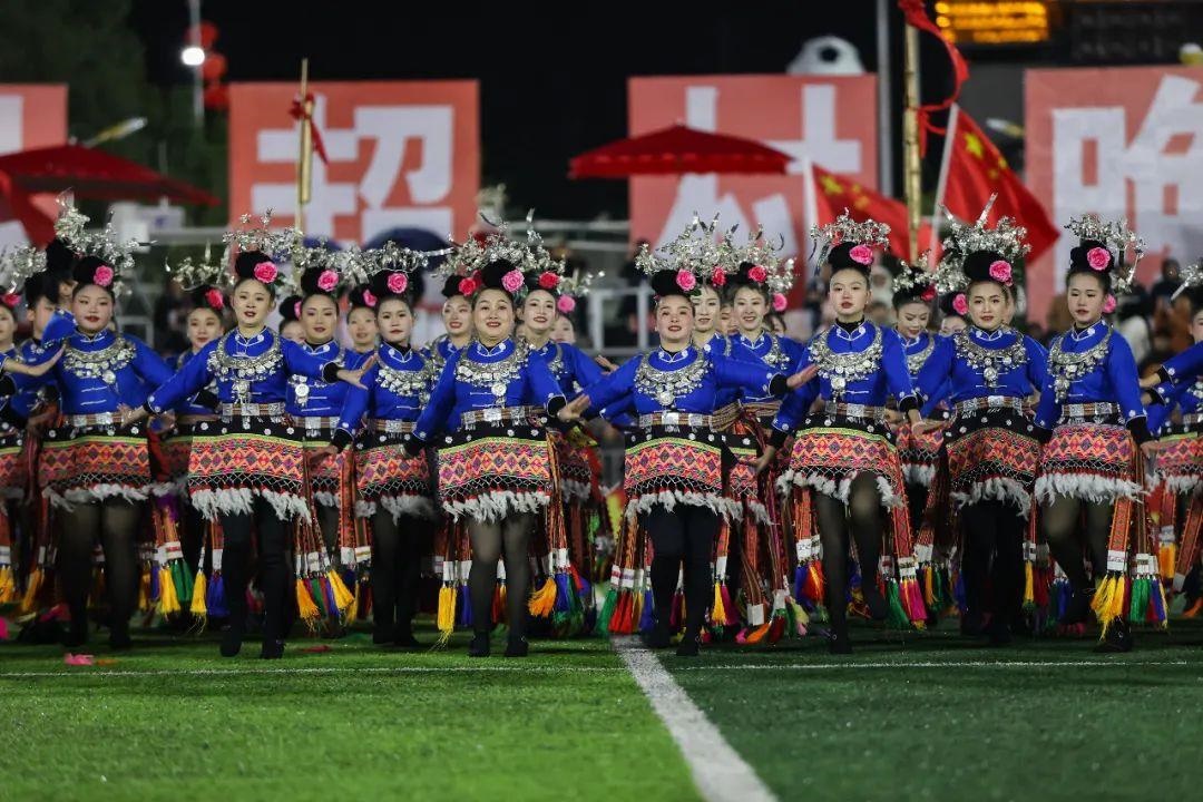 △2024年2月3日，2024年全國(guó)“村晚”示范展示活動(dòng)暨貴州“村超村晚”系列活動(dòng)之一的民族文化展演，在榕江縣“村超”足球場(chǎng)舉行。