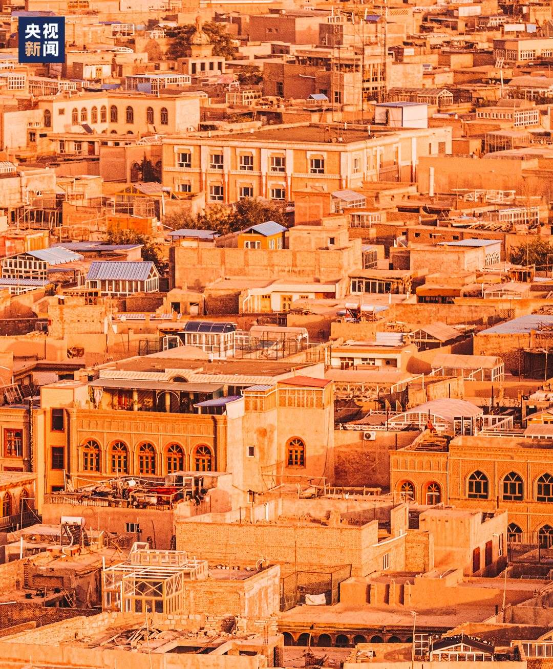 △喀什古城在天山和昆侖山的守護(hù)下，留住了千年前的樣子。