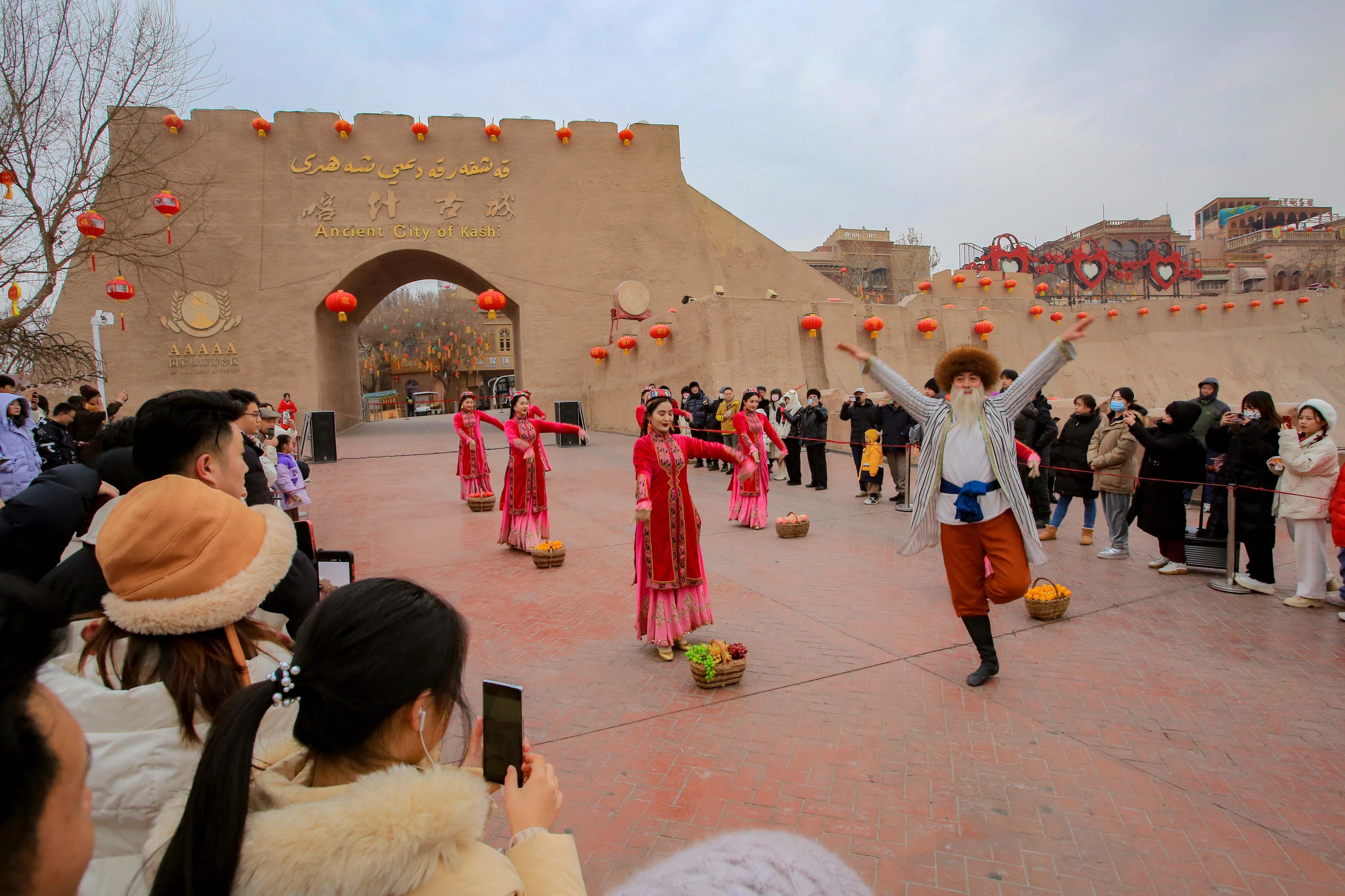 △2024年2月4日，演員在新疆喀什古城入城儀式上表演舞蹈。