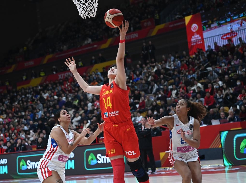 2月11日，中國隊球員李月汝（中）在比賽中上籃。新華社記者 李一博 攝