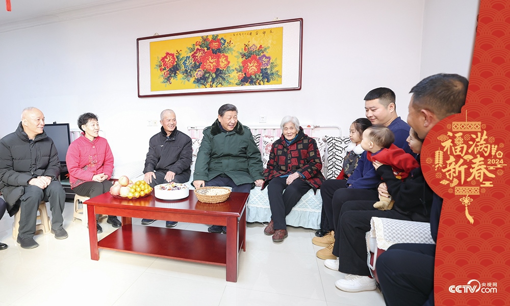 2024年2月1日，習近平總書記在天津市西青區(qū)辛口鎮(zhèn)第六埠村考察時，同村民杜洪剛一家人親切拉家常。