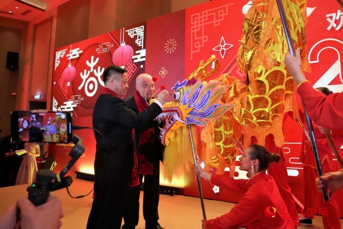 張漢暉（左）、施威特科（右）共同為彩龍點睛。于子恒攝