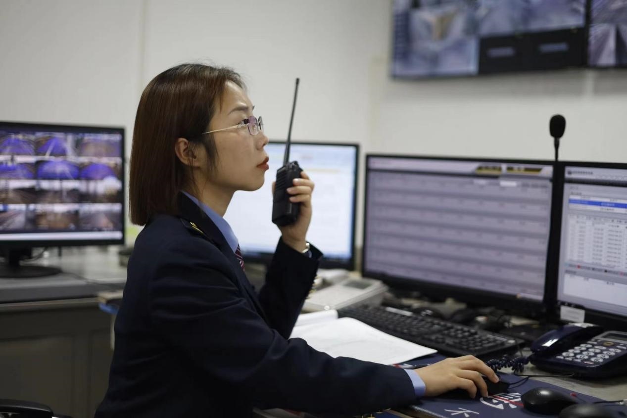 張華正在使用對講機(jī)溝通客運(yùn)工作情況。蔡紫妍攝