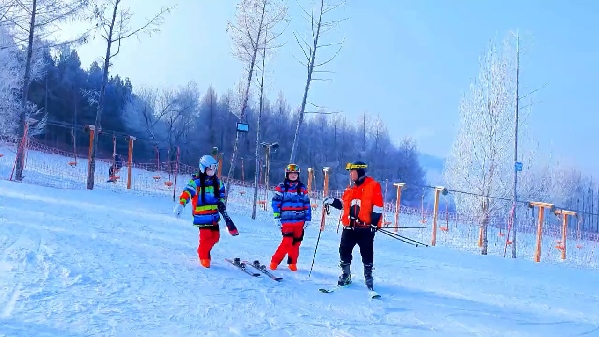 新春走基層｜滑雪場上過春節(jié)！冰城“冷資源”變成“熱經(jīng)濟(jì)”