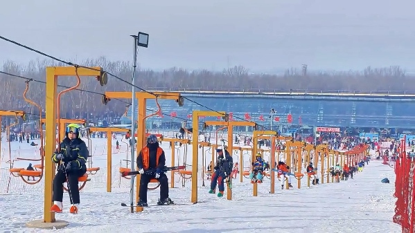新春走基層｜滑雪場上過春節(jié)！冰城“冷資源”變成“熱經(jīng)濟(jì)”