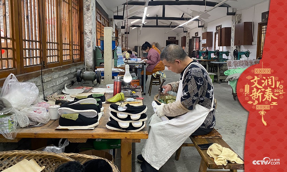 唐昌布鞋坊內(nèi)的工人正在趕制布鞋。王凡攝