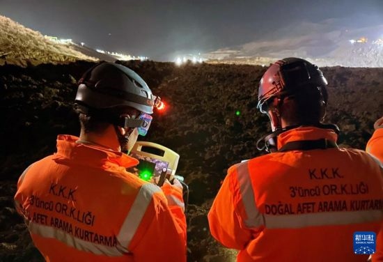 2月13日，救援人員在土耳其東部埃爾津詹省伊利奇區(qū)礦難現(xiàn)場工作。新華社發(fā)（穆斯塔法·卡亞攝）