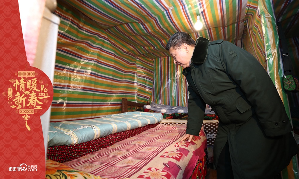 2018年2月11日，習(xí)近平總書記在四川三河村貧困戶吉好也求家中看望。