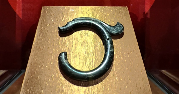 紅山文化C形玉龍。人民網(wǎng)記者 韋衍行攝