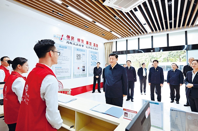 2023年12月14日至15日，中共中央總書記、國家主席、中央軍委主席習(xí)近平在廣西考察。這是14日上午，習(xí)近平在南寧市良慶區(qū)蟠龍社區(qū)黨群服務(wù)中心考察。 新華社記者 燕雁/攝