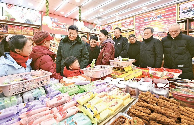 2024年2月1日至2日，中共中央總書記、國家主席、中央軍委主席習(xí)近平來到天津，看望慰問基層干部群眾。這是1日下午，習(xí)近平在天津古文化街考察時，走進店鋪同現(xiàn)場群眾互動交流。 新華社記者 謝環(huán)馳/攝