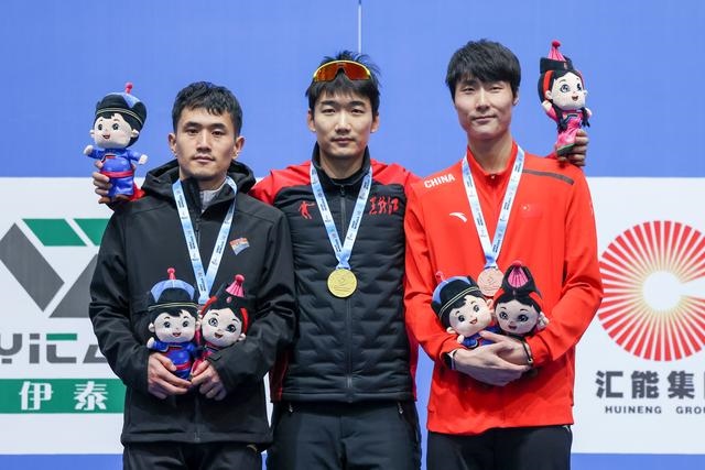1月12日，“十四冬”速度滑冰（公開組）男子500米比賽，冠軍黑龍江隊(duì)選手高亭宇（中）、亞軍遼寧隊(duì)選手楊濤（左）、季軍河北隊(duì)選手李添龍?jiān)陬C獎(jiǎng)儀式上合影。新華社記者 王楷焱 攝