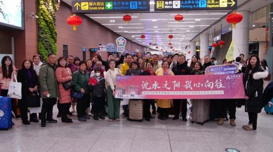 2月11日，一批馬來(lái)西亞游客抵達(dá)沈陽(yáng)桃仙國(guó)際機(jī)場(chǎng)。新華社發(fā)