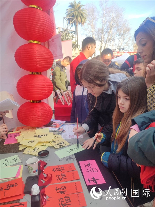 羅馬當(dāng)?shù)孛癖妼h字充滿興趣。人民網(wǎng)記者鄭彬攝