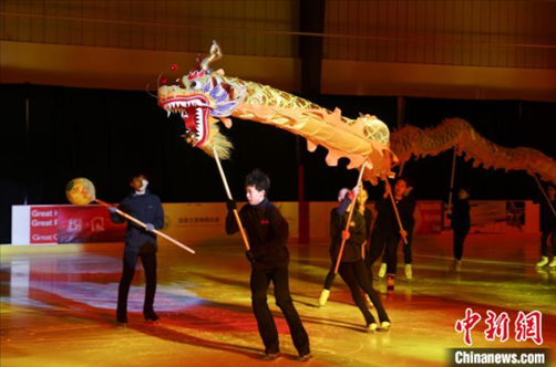 當?shù)貢r間2月17日晚，作為農(nóng)歷甲辰龍年“歡樂春節(jié)”系列活動之一，別具特色的青少年冰上春晚在加拿大多倫多舉行。圖為青少年表演冰上舞龍。 中新社記者 余瑞冬 攝