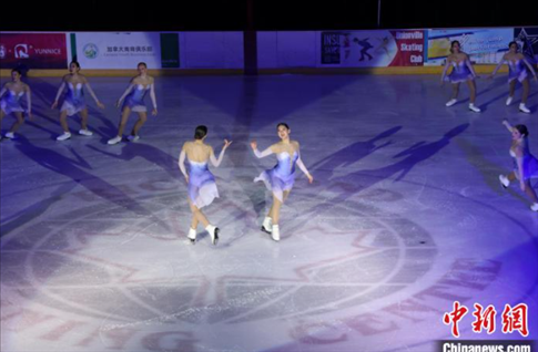 當?shù)貢r間2月17日晚，青少年冰上春晚在加拿大多倫多舉行。圖為曾獲加拿大全國冠軍的一支青少年花滑隊進行集體自由滑表演。 中新社記者 余瑞冬 攝