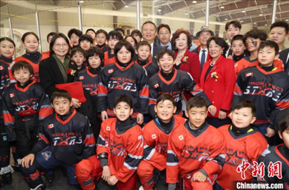 當?shù)貢r間2月17日晚，青少年冰上春晚在加拿大多倫多舉行。圖為中國駐多倫多總領(lǐng)事羅偉東和主辦方代表、與會嘉賓與“未來之星”冰球隊華裔少年冰球手們合影。 中新社記者 余瑞冬 攝