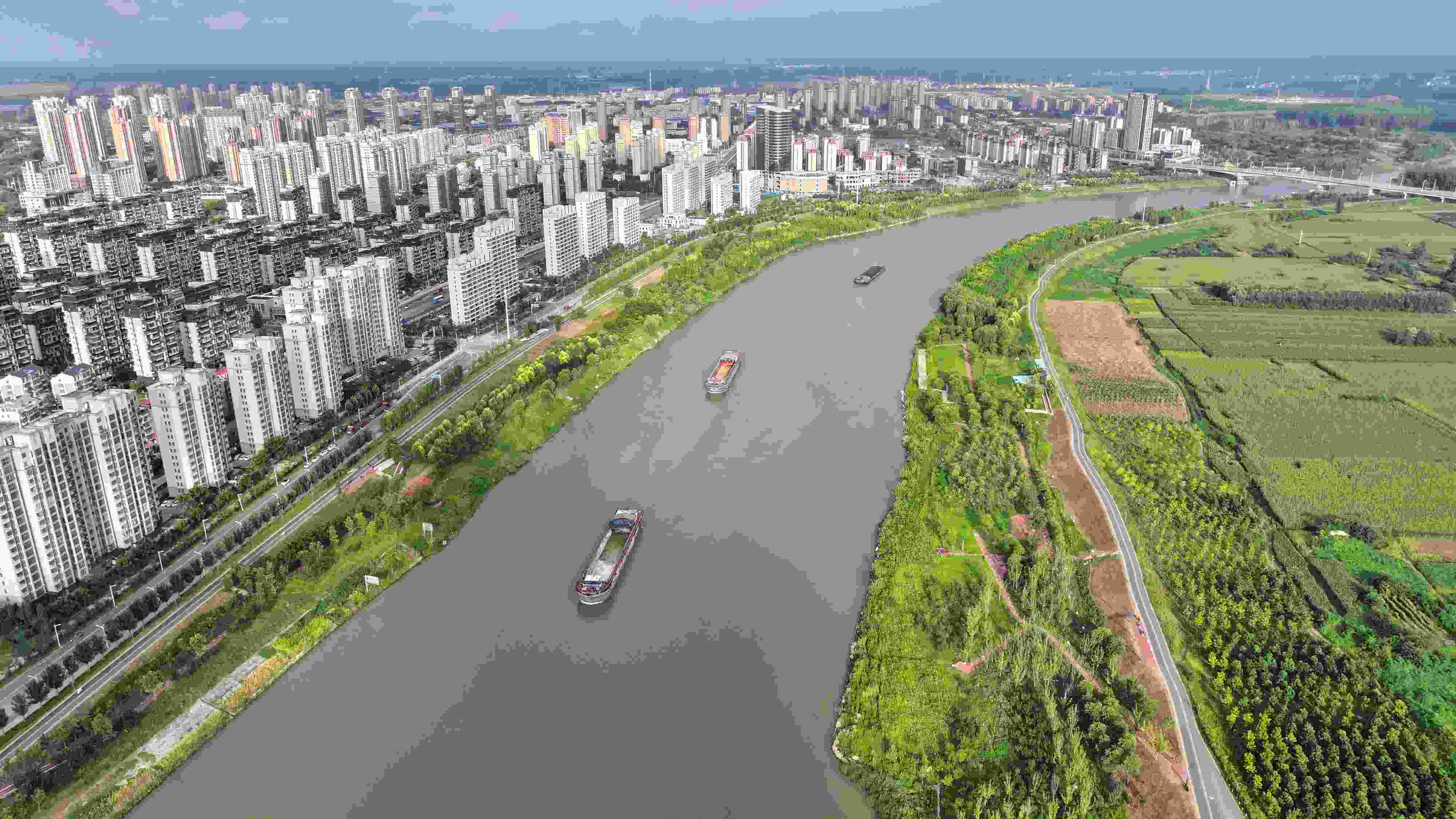 △ 2023年8月21日，安徽阜陽(yáng)，初秋時(shí)節(jié)，界首城市建設(shè)與沙潁河水系、橋梁和綠植相映襯，構(gòu)成一幅生態(tài)宜居的美麗畫卷。