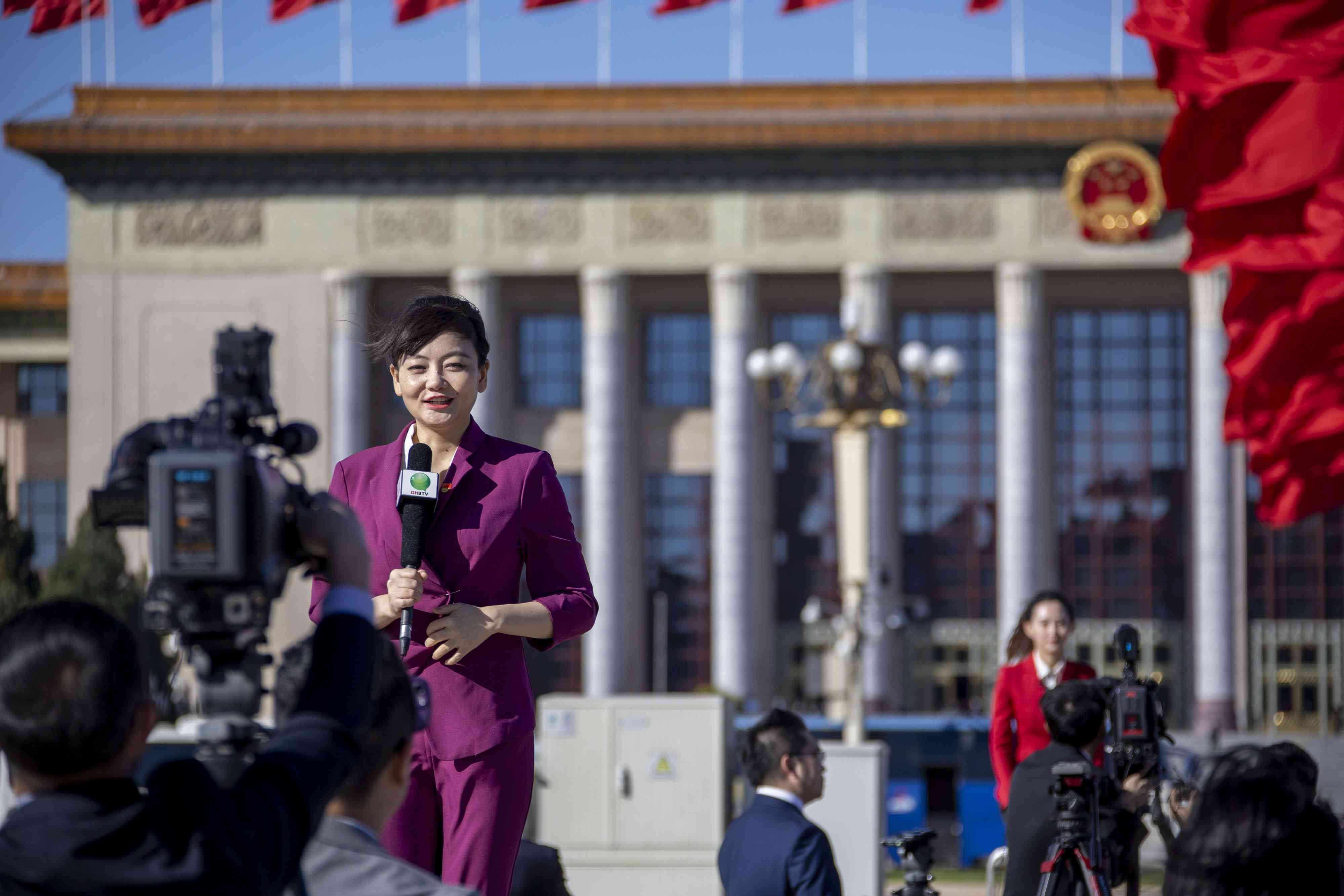 △ 2022年10月22日，北京人民大會(huì)堂，中國(guó)共產(chǎn)黨第二十次全國(guó)代表大會(huì)勝利閉幕，媒體記者戶外進(jìn)行現(xiàn)場(chǎng)報(bào)道。
