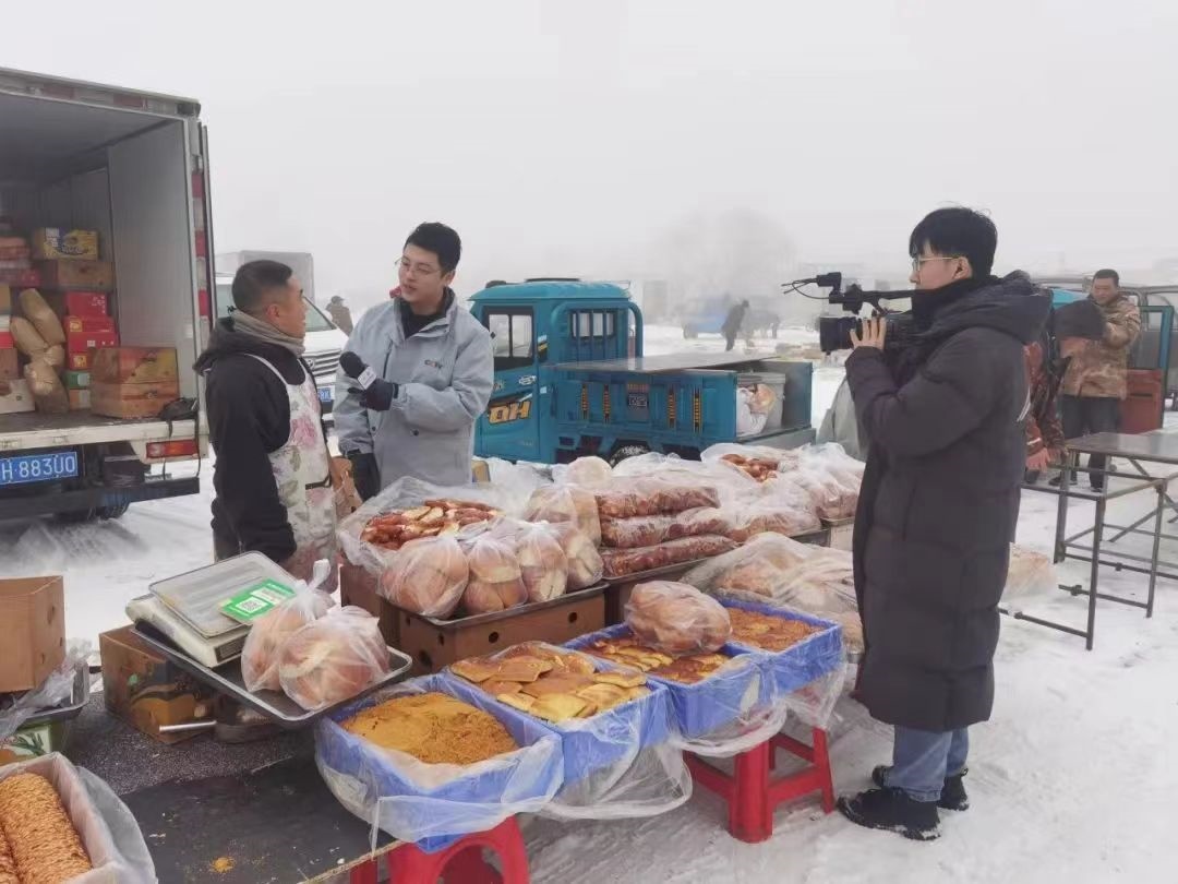 △ 2024年1月1日，在中央廣播電視總臺(tái)中央電視臺(tái)《新年新愿》報(bào)道中，遼寧營(yíng)口鲅魚(yú)圈區(qū)大集賣餅干的小哥憨態(tài)可掬的表情、生機(jī)勃勃的臉龐、充滿煙火氣的新年愿望，讓他火爆出圈。