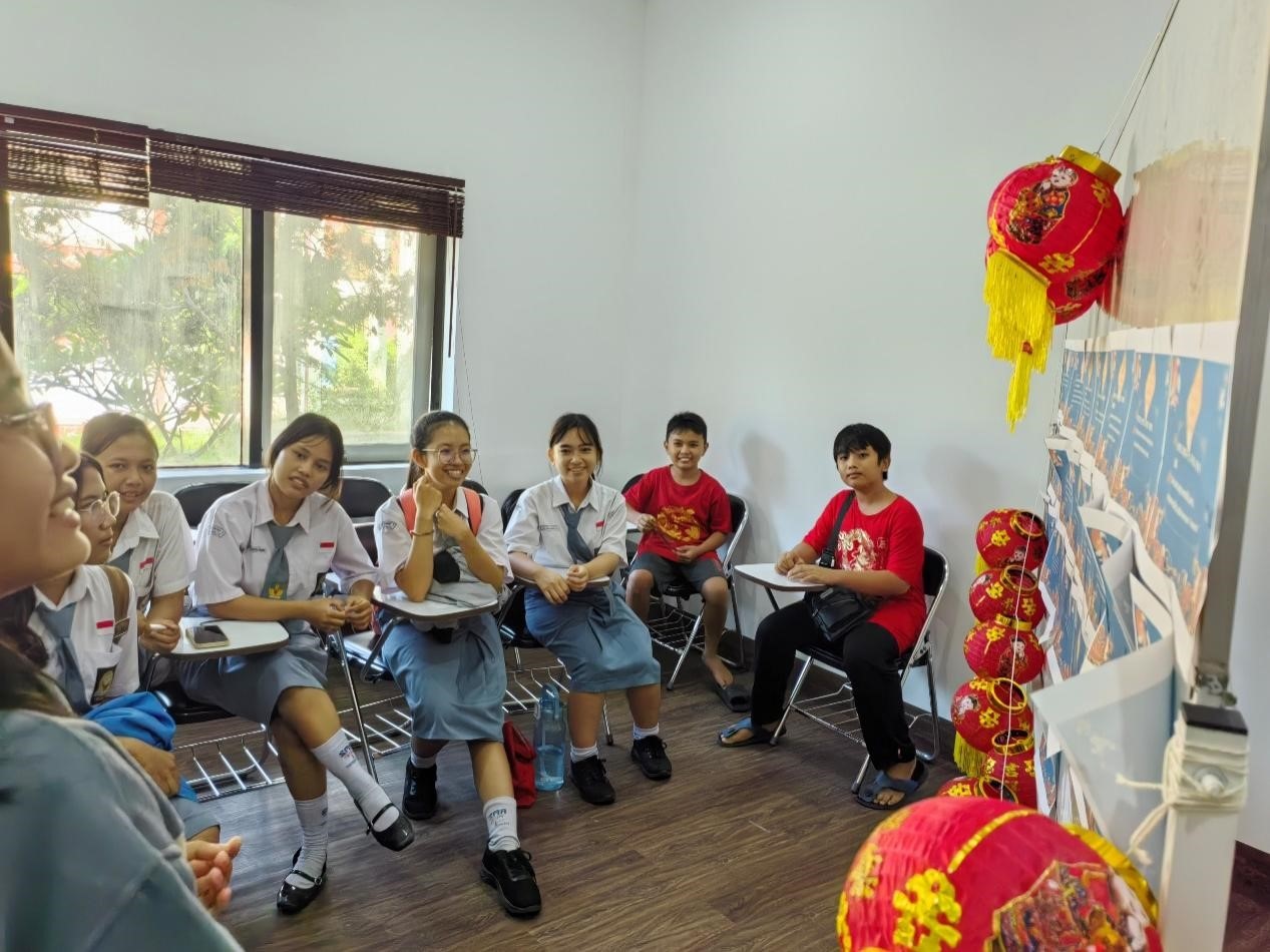 學(xué)生們踴躍參與猜燈謎活動(dòng)。巴陵康孔子學(xué)院供圖