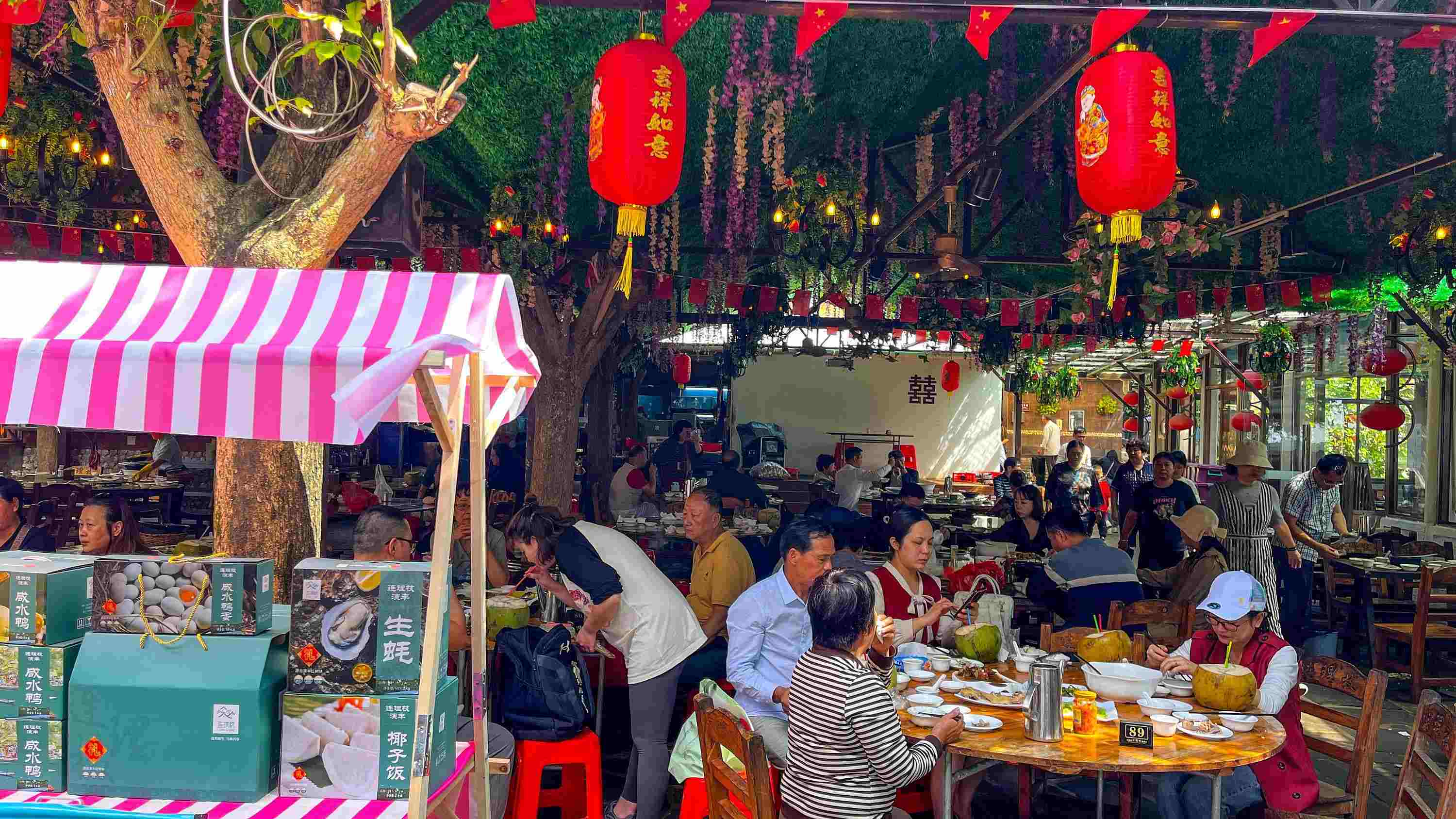 △ 2024年2月17日，春節(jié)假期最后一天，?？卩l(xiāng)村旅游持續(xù)火爆，眾多游客前往漁家樂品嘗特色海鮮和鄉(xiāng)村美食。