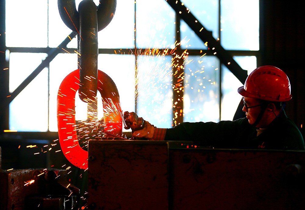 △ 2024年2月17日，青島市，即墨區(qū)靈山街道一家錨鏈企業(yè)，工人正在忙碌。