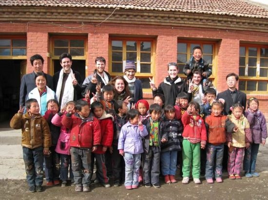 2008年，歐君廷帶領(lǐng)美國大學(xué)生到甘肅一所村辦小學(xué)訪問教課