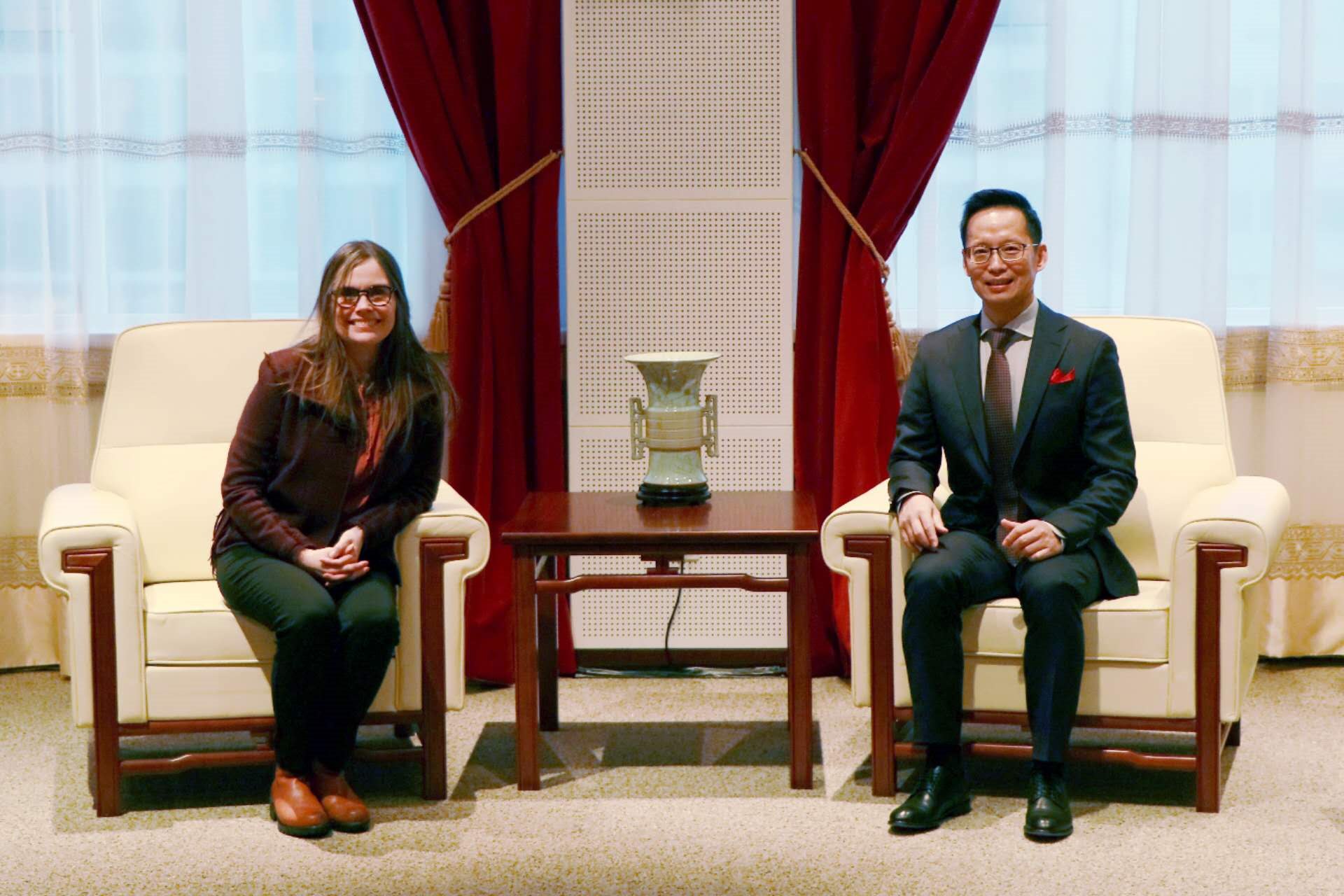 冰島總理雅各布斯多蒂爾（右一）與中國駐冰島大使何儒龍合影。中國駐冰島大使館供圖