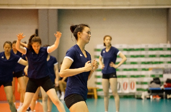 張常寧（右二）在訓(xùn)練中。人民網(wǎng)記者李乃妍攝