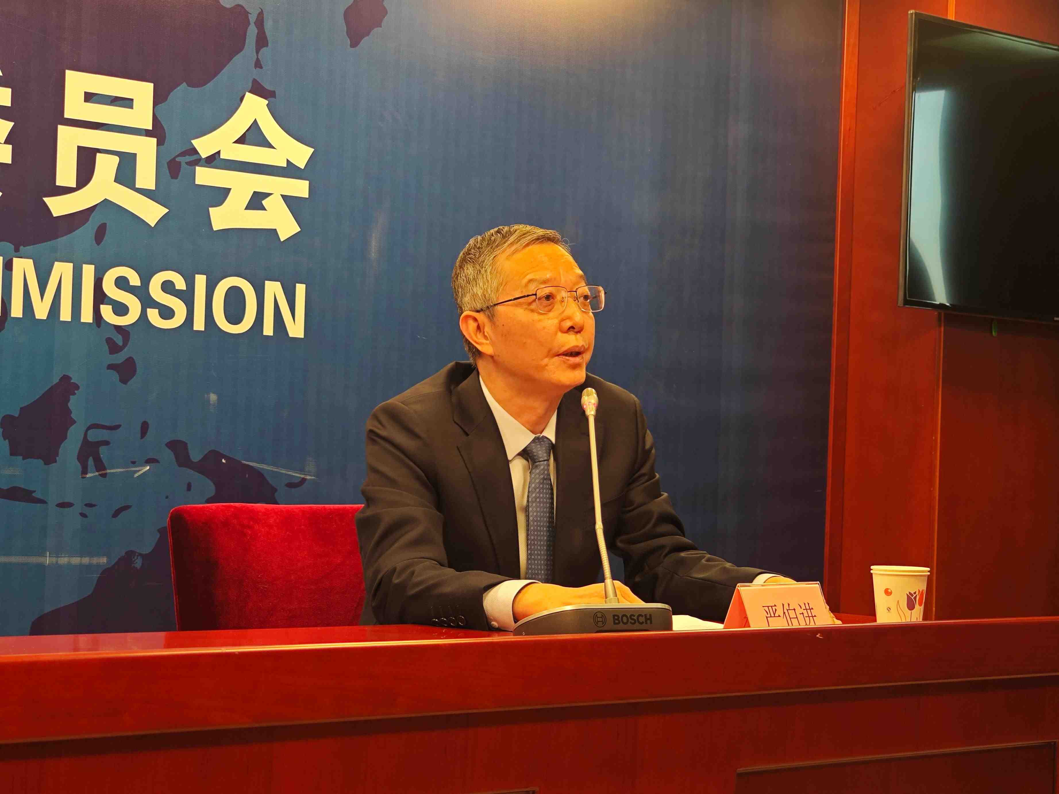 2月23日，嚴(yán)伯進(jìn)在證監(jiān)會例行新聞發(fā)布會現(xiàn)場。 人民網(wǎng) 黃盛 攝