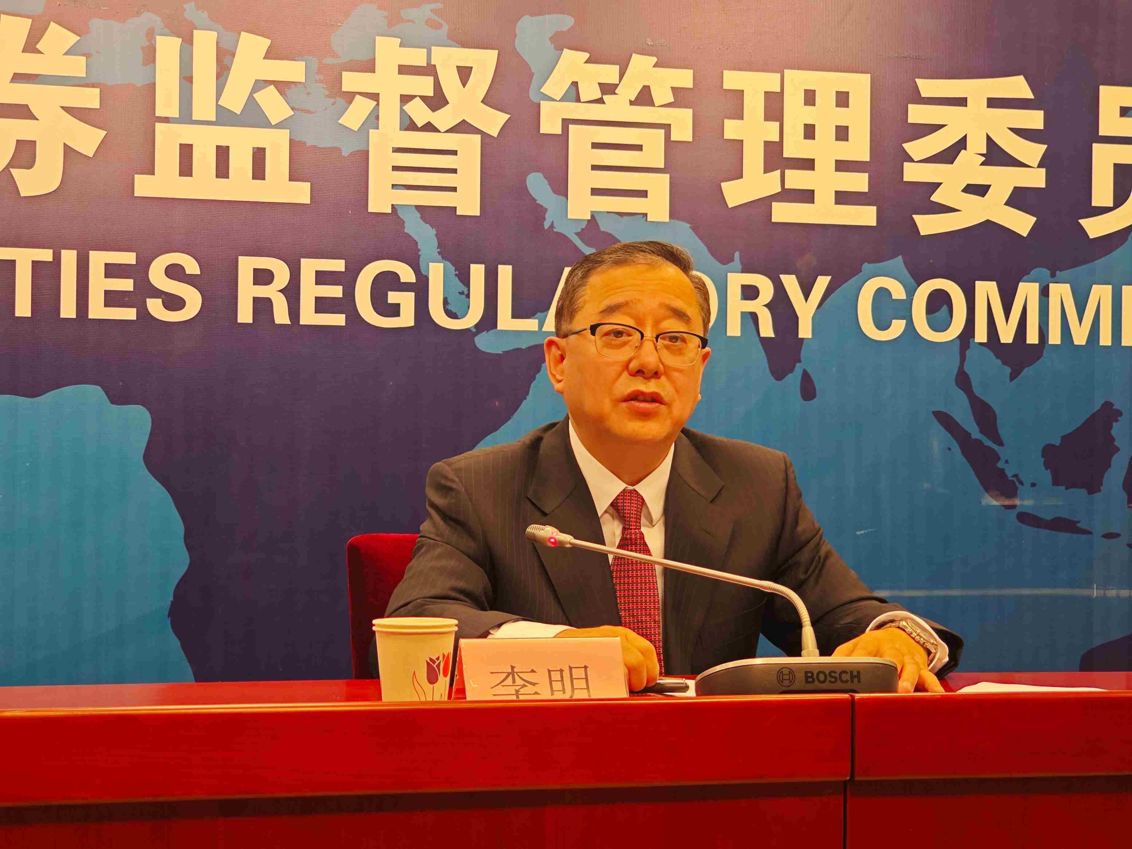 2月23日，李明在證監(jiān)會例行新聞發(fā)布會現(xiàn)場。 人民網(wǎng) 黃盛攝