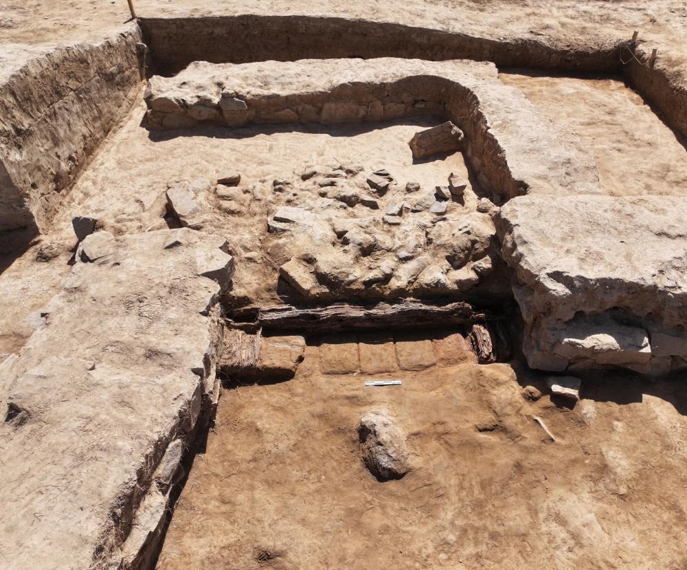 這是都蘭熱水墓群北一區(qū)M37號（“羊圈墓”）祭祀建筑的木質(zhì)門構(gòu)。