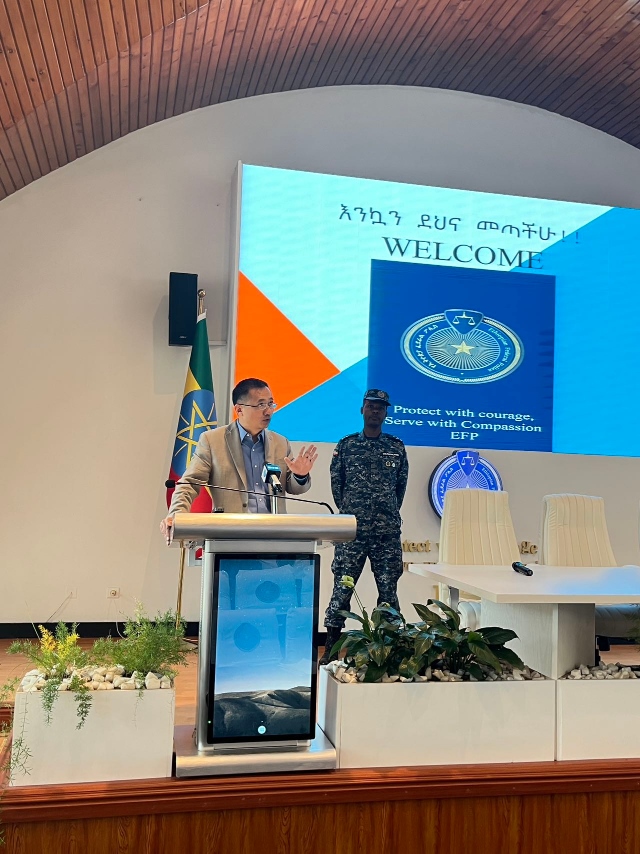 圖為駐埃塞使館首席館員申欽民公參致辭。亞的斯亞貝巴大學(xué)孔子學(xué)院供圖