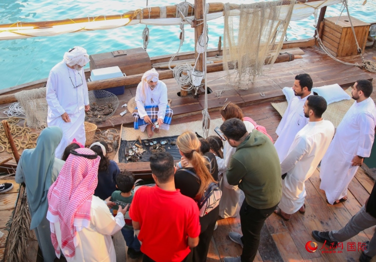 游客了解采珠工作。人民網(wǎng) 塔里克·易卜拉欣攝