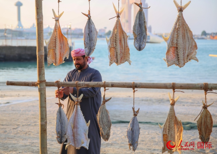 手工藝者展示如何晾曬魚(yú)干。人民網(wǎng) 塔里克·易卜拉欣攝
