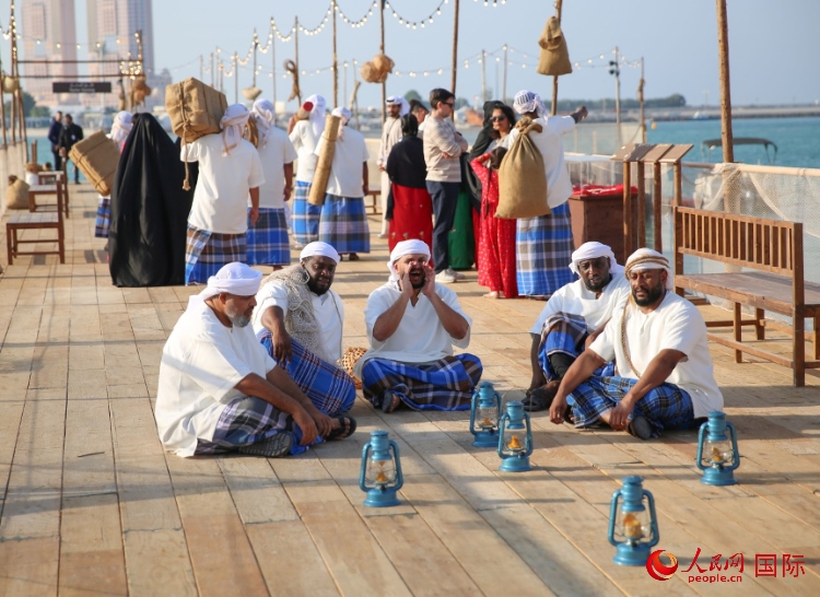 演藝人員展示售賣(mài)產(chǎn)品的場(chǎng)景。人民網(wǎng) 塔里克·易卜拉欣攝