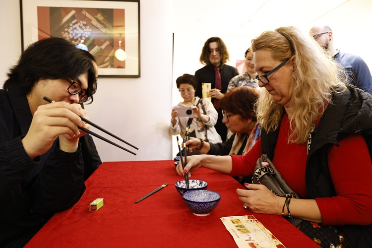 羅馬尼亞觀眾體驗用筷子夾花生。中國文化中心供圖