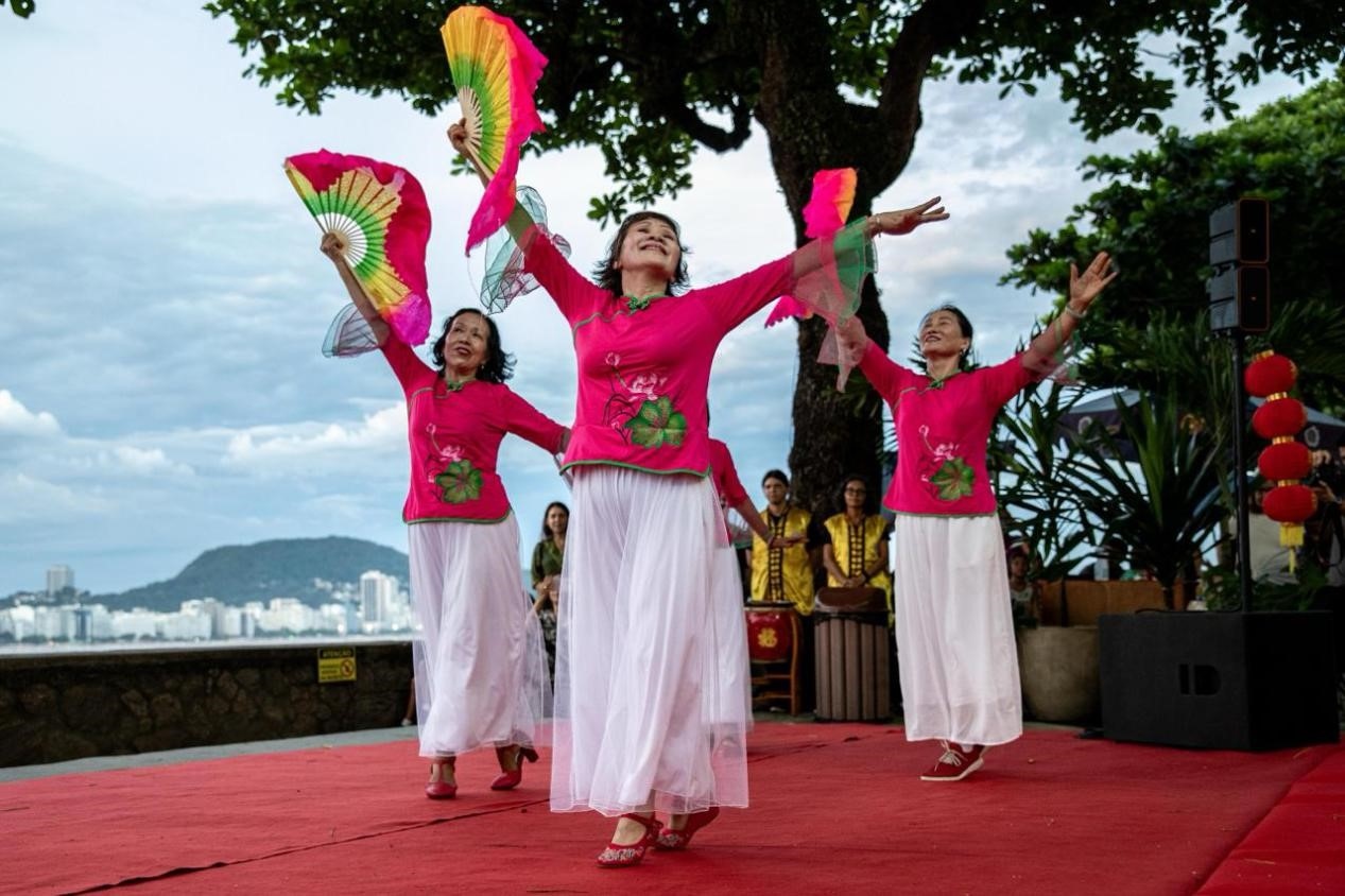 當?shù)貢r間2月24日晚，2024年元宵節(jié)慶祝活動在巴西里約熱內(nèi)盧市科帕卡巴納要塞舉辦。巴西山河文化促進中心供圖