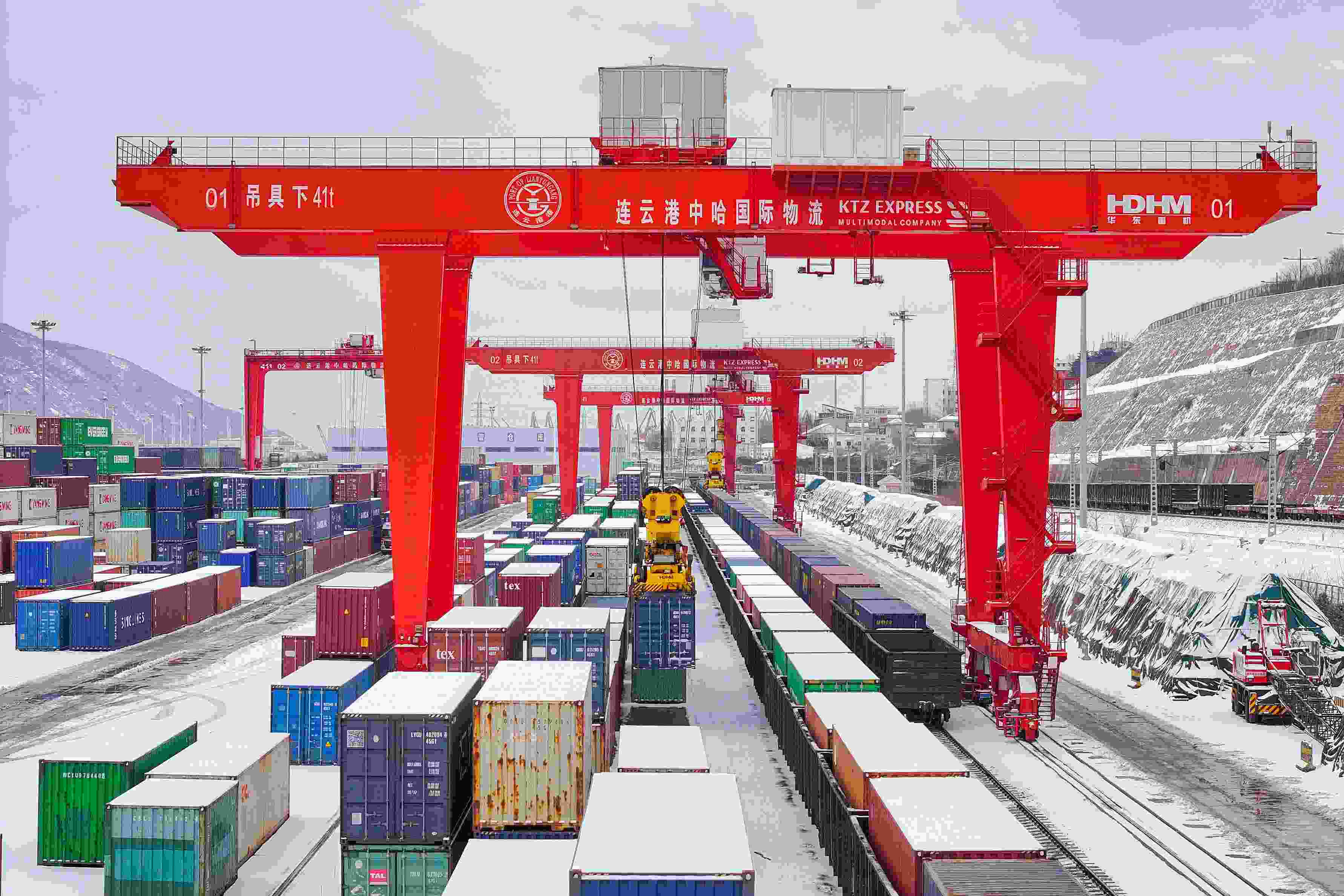 2024年2月22日，江蘇省連云港市中哈連云港物流合作基地，大型機(jī)械正在吊裝集裝箱。