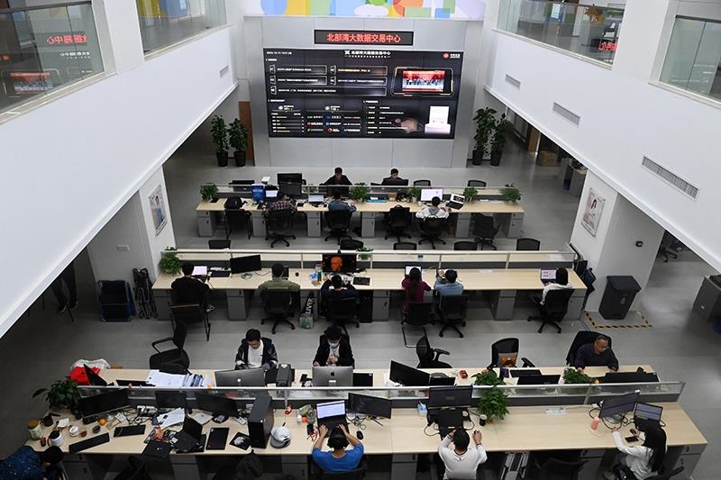 2023年12月12日，中國－東盟信息港股份有限公司員工在工作中。